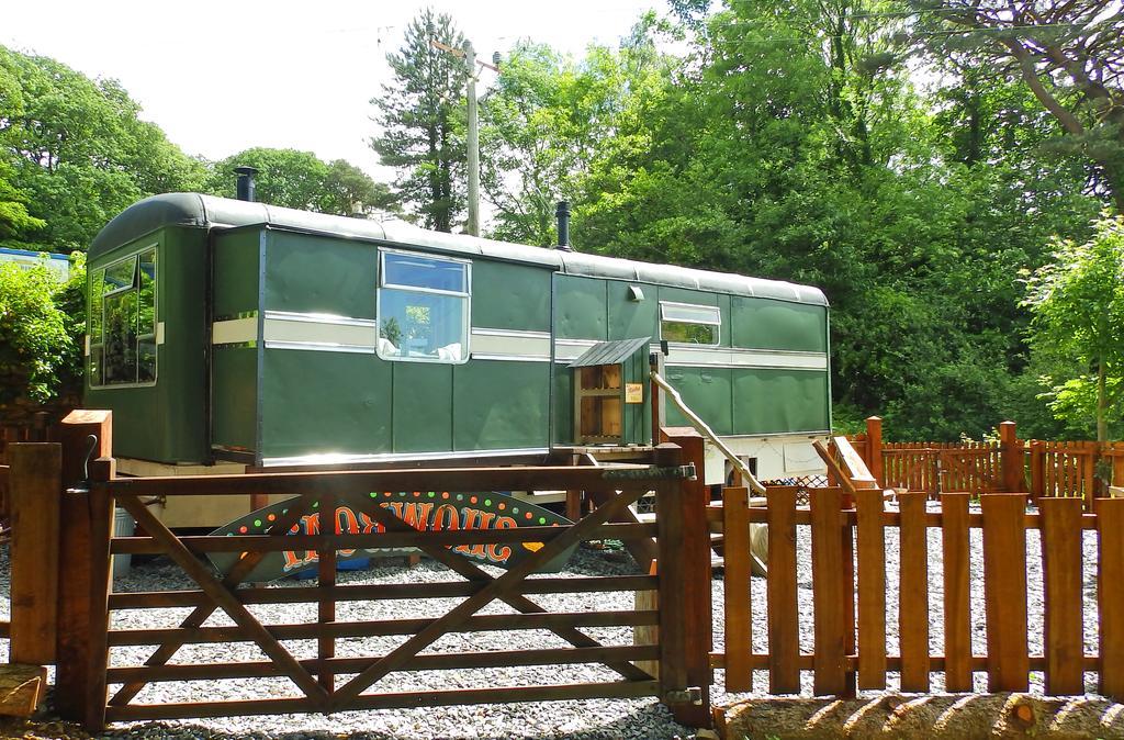 Showman'S Wagon At Coed Cae ドルゲラウ エクステリア 写真